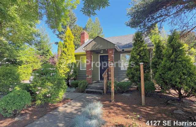 Remodeled 2 BD | 1.5 BA Home w/ Large Yard - Milwaukie Gallery 1