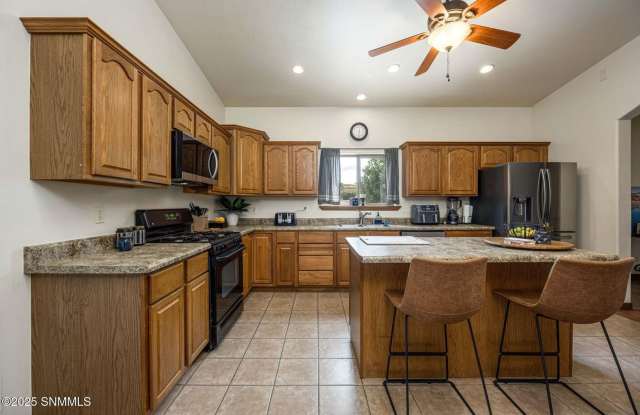 Beautiful Clean 3/2 with Office Gallery 4