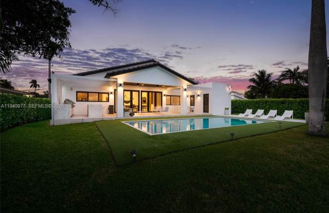 2560 NE 199th St photos photos