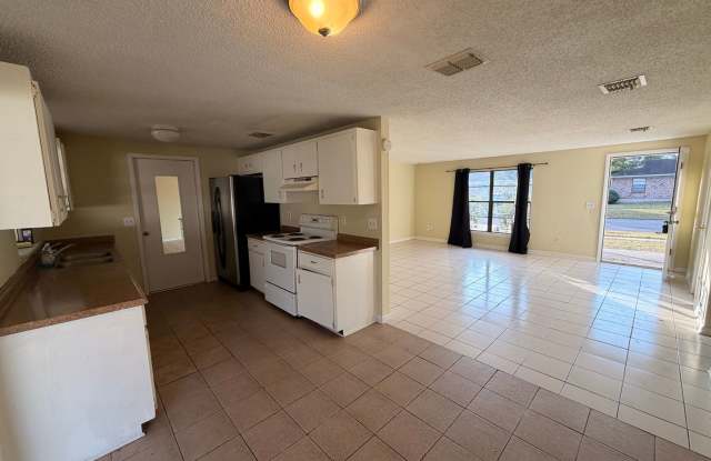 3 Bed, 2 bath Home with Fenced in Backyard and Add-On Room! Gallery 3