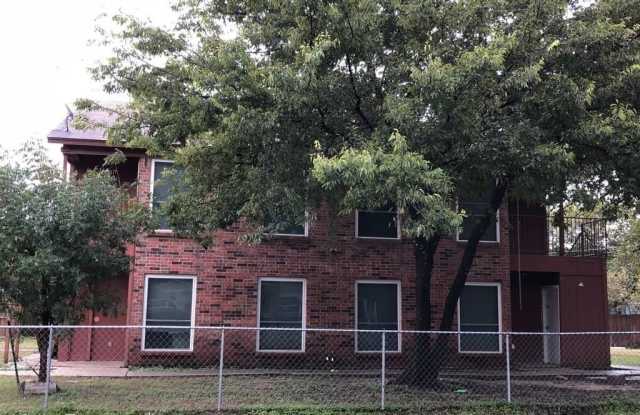 2 bedroom 2 Bath Fourplex Unit In River Oaks Area! - 900 Isbell Rd, Fort Worth, TX 76114