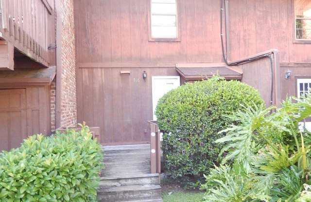 COOL 2/2.5 Timbers Home w/ Deck, Washer/Dryer, & No Carpet! Mins to FSU/TCC! POOL! $1275/month Avail August 1st! photos photos