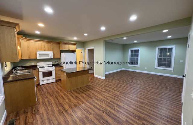 Newly Renovated Townhouse For Rent in Oakland, RI! - 1148-1152 Victory Highway, Providence County, RI 02858