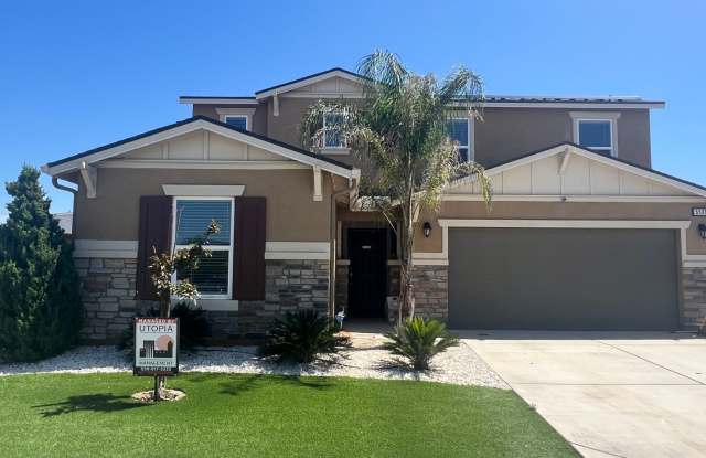 five bedrooms and three and a half bathrooms home in Fresno, CA photos photos