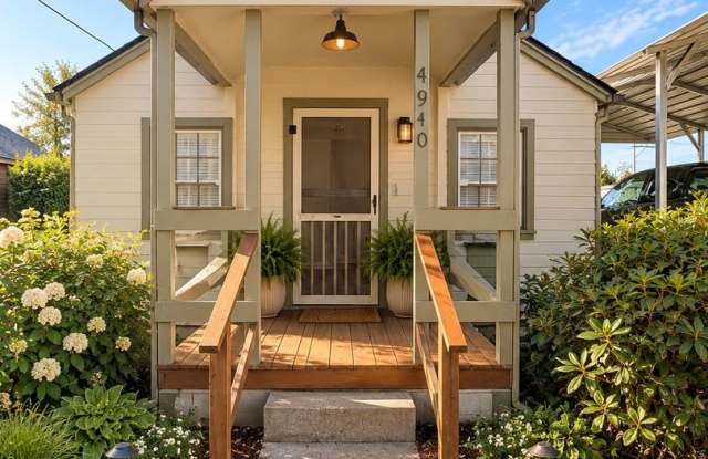 Available NOW!  Cute one bedroom with bonus room in BROOKS Gallery 1