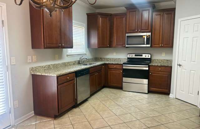 3 Bedroom Townhome off River Watch Pkwy Gallery 4