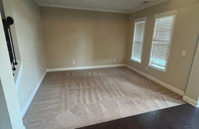 Now Ready! Amazing 5 bedroom house with 3 full bathrooms! Gallery 4