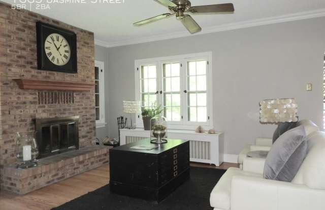 1665 Jasmine Street Gallery 4