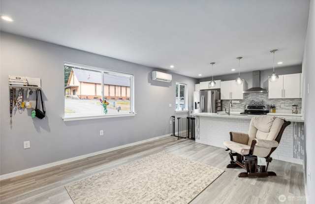 Open Concept 2BR 1 BA Bremerton Rambler Gallery 3