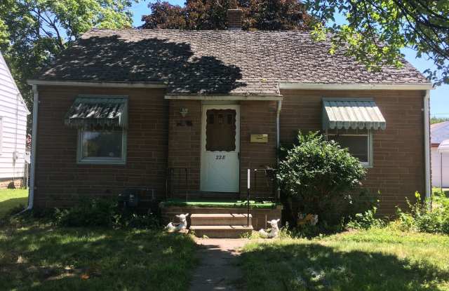 2 Bedroom, 1 Bath Single Family Home 228 Sherman Ave, Waterloo, IA 50703 I Gallery 1