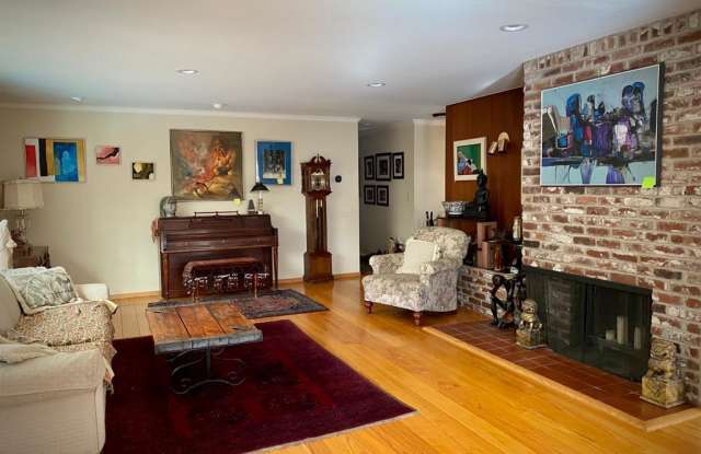 127 E Creek DR Gallery 4