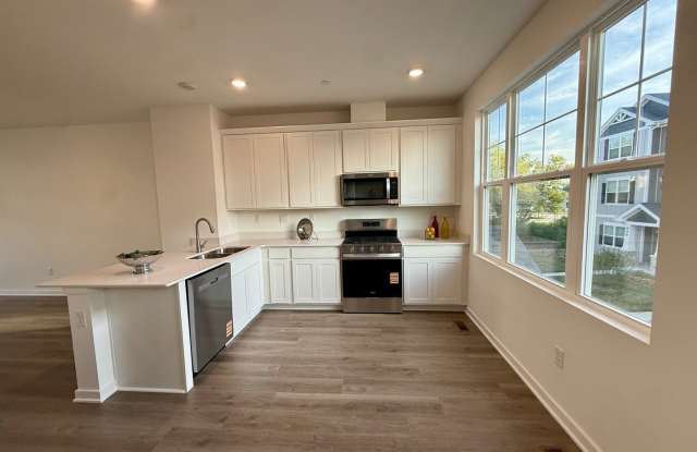 553 Yosemite Way Gallery 3