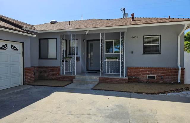 Cute 3 Bedroom / 1 1/4 Bathroom House in Van Nuys Gallery 1