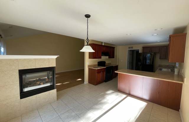 Beautiful 2 bed 2 bath upper Utica 1710 sq ft. photos photos