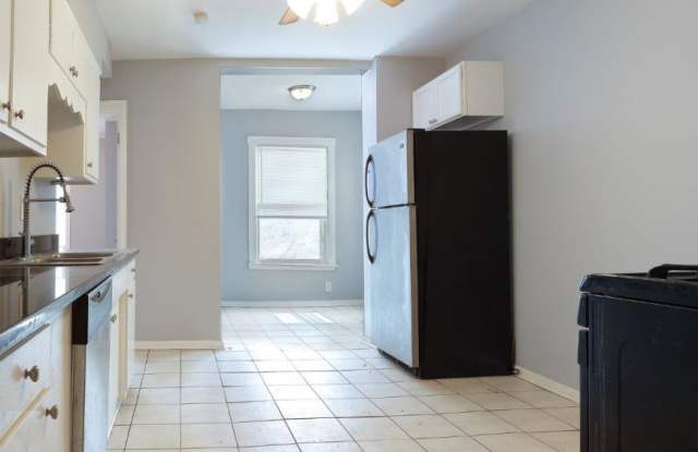 4139 N Western Gallery 3