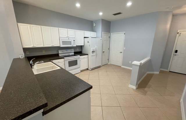 ANNUAL RENTAL - 3 BED/ 2.5 BATH TOWNHOUSE WITH 1 CAR GARAGE AT MILANO Gallery 4