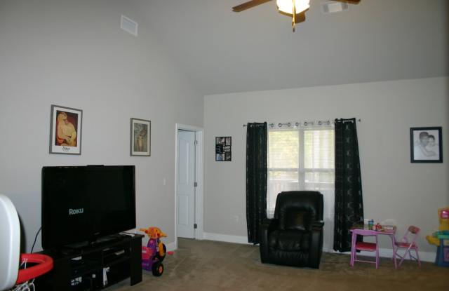 Great South Crestview Location! Gallery 4