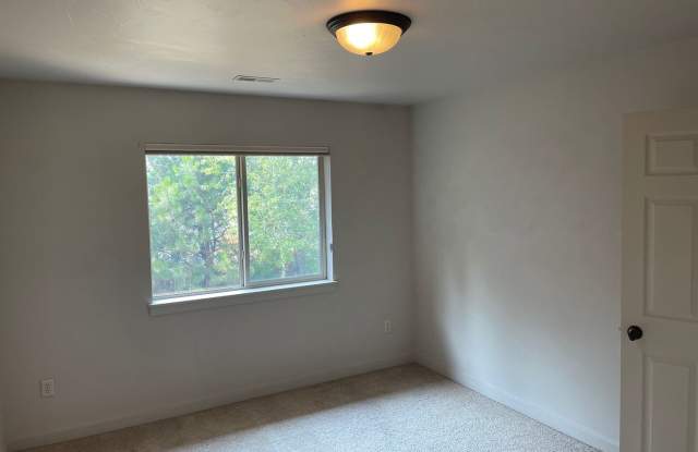 Great Townhouse with a nice yard! photos photos