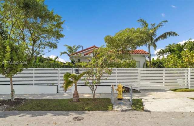 1450 SW 20th Ave photos photos