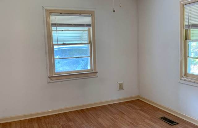 Promise Land North --  Charming 3 bedroom home in heart of Historic Walking District Downtown Morehead City! Gallery 3