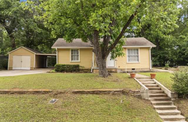 Charming 3 Bedroom, 1.5 Bath Cottage Near Hospitals and Tyler Jr College Gallery 1