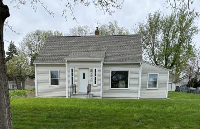 809 West 14th Street - 809 West 14th Street, Cedar Falls, IA 50613
