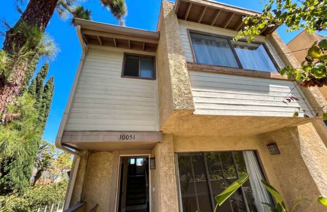 Charming End-Unit Townhome in the Heart of Chatsworth photos photos