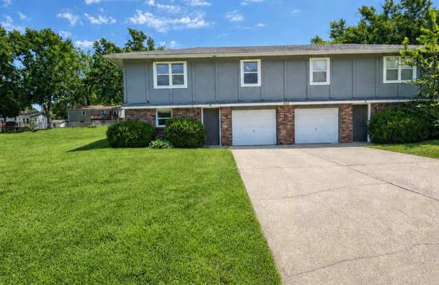 Spacious 3 Bed, 2 Bath Split-Level Duplex with Garage in Lee's Summit! photos photos