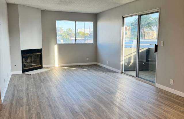 2-Bedroom Residence with Front-Row Views on Lively 2nd Street photos photos