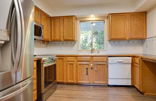 Desirable Eagle Lane Townhome Gallery 3