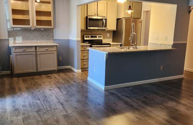 Amazing first floor unit in Arvada! MOVE IN TODAY AND GET REST OF OCTOBER FREE!!!!! photos photos