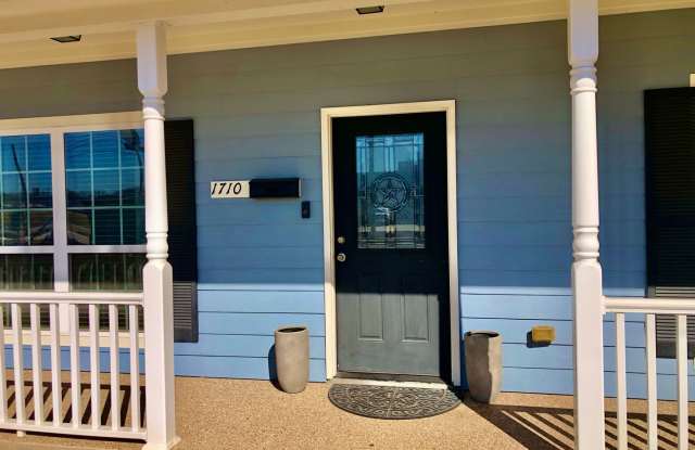 3BR/3BA House Near Campus Gallery 3