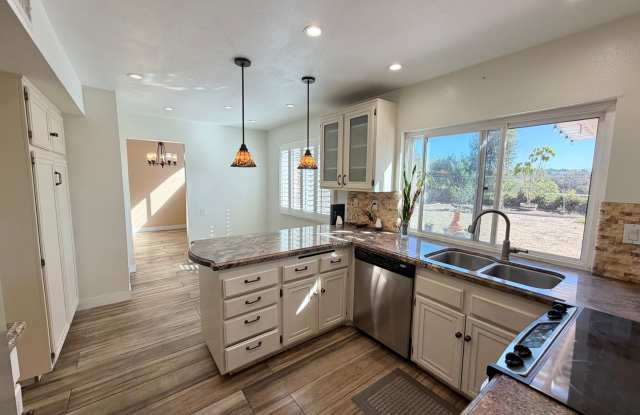 4 Bedroom Home & Private Backyard in Chula Vista! Gallery 4