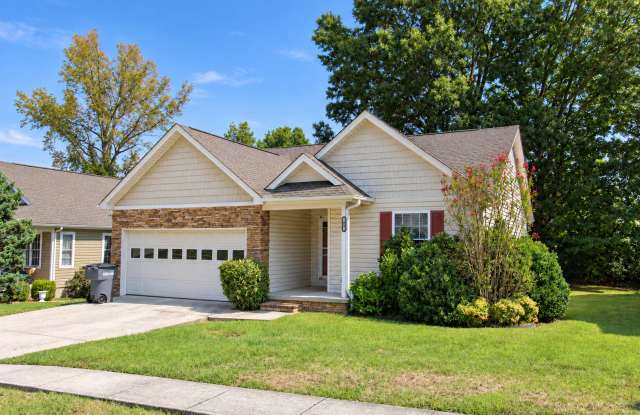 3-Bedroom Home with Vaulted Ceilings, Fenced Backyard and Garage Gallery 1