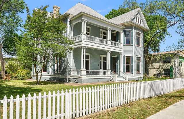 8 Bedroom Mansion in West Campus Gallery 4