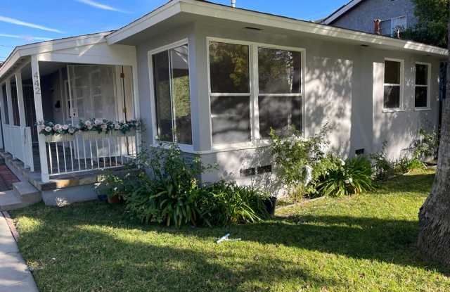 442 N Hollywood Way photos photos