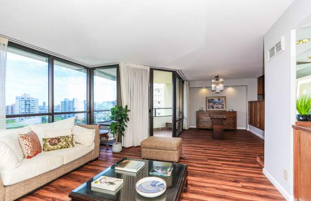 Conveniently Located, Spacious 2/2/2 Unit in Luxury Building Gallery 1
