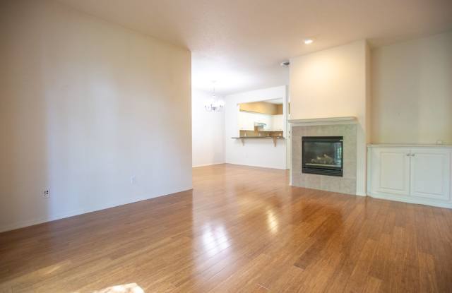 *3 Bedroom 3 Bathroom Large Tigard End -Unit Townhome* Gallery 4