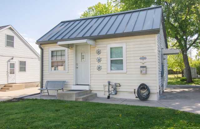 Cozy 2 Bedroom SE Rochester Home with Incredible Yard! photos photos