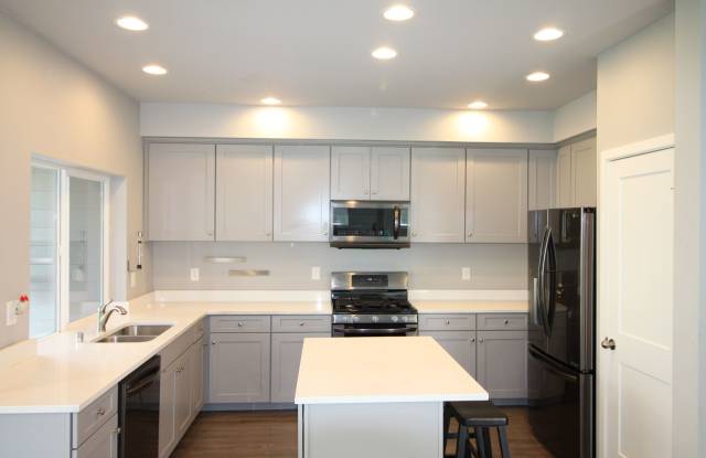 3 Bed 2.5 Bath - A/C - Pet Friendly - Ft Nugent Park - NAS Whidbey Gallery 3