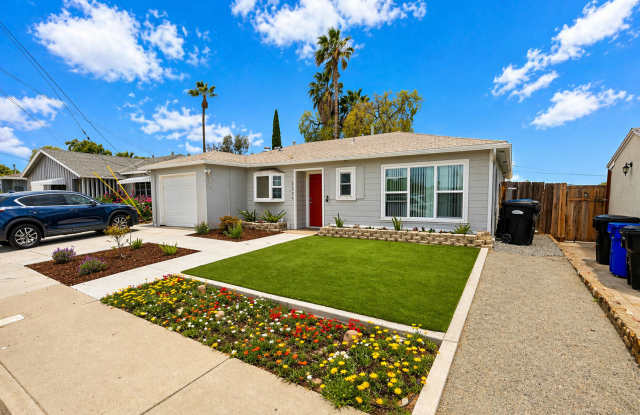 5BD/2BA with a Private Yard! Gallery 3