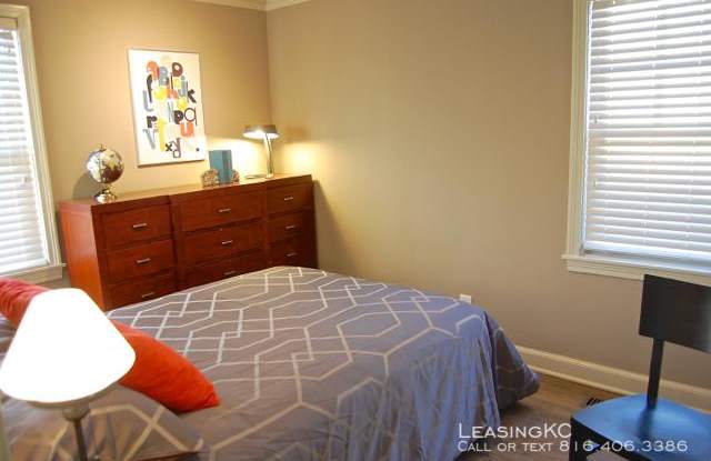 4400 Holly street - 4400 Holly Street, Kansas City, MO 64111