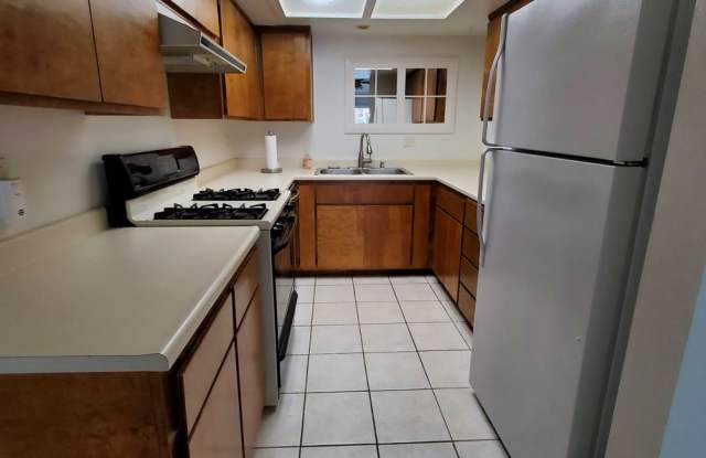 Two Story Condo w/ Single Car Garage Close to Meadow Park - 2225 Exposition Drive, San Luis Obispo, CA 93401