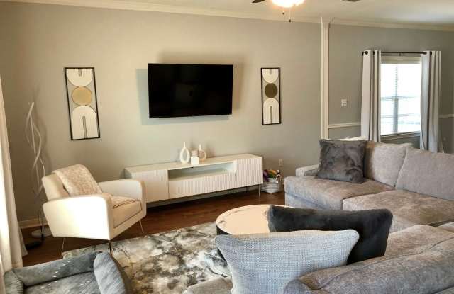 3BR/3BA House Near Campus Gallery 4