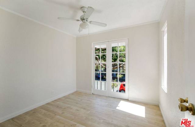 1121 North GARDNER Street Gallery 4