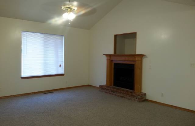 Executive Rental 2 Bedroom 2 Bath 2 Car Garage Duplex - New Carpet and Appliances Gallery 3
