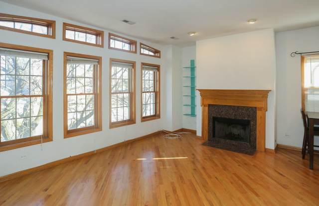 2540 N Southport Gallery 4