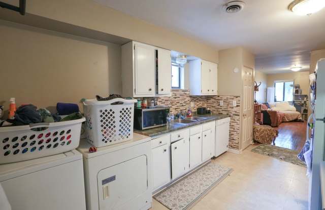 729 Golfview Drive | 2 Bedroom / 1 Bathroom Campus Rental Gallery 3