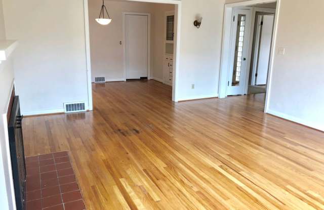 4707 Phinney Ave. N. Gallery 4