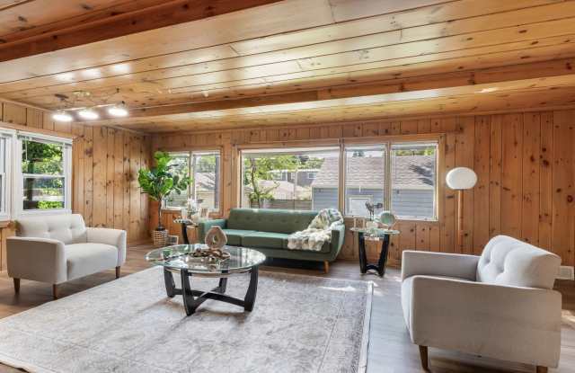 3 Bed Home in the Heart of Whitefish Bay! Gallery 1